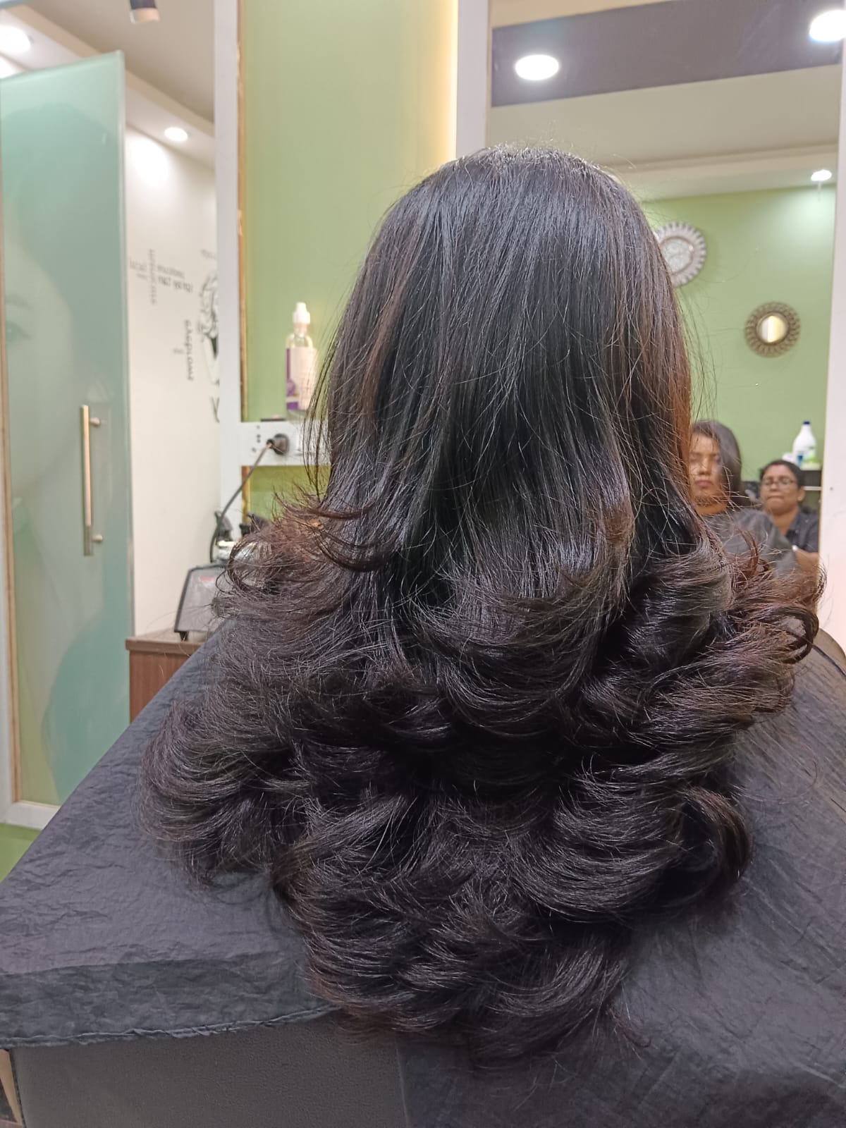 Glossy layered haircut by Eleggançe Salon & Spa Monti